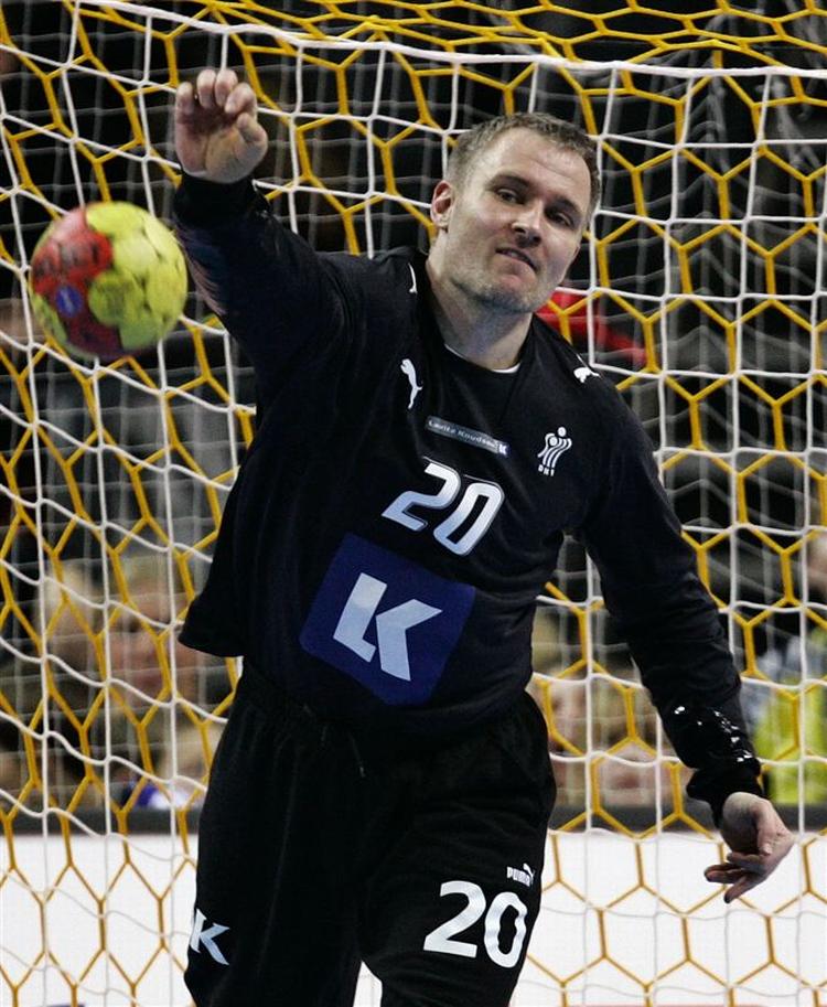 Målmand Peter Henriksen i aktion. 