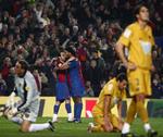 Giuly får et kram af Ronaldinho efter scoringen til 2-0. 