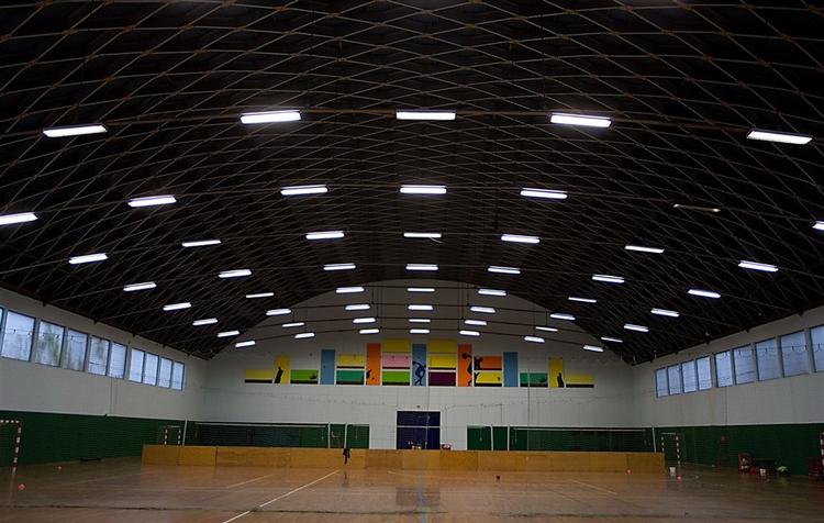 Politikere vil have undersøgt alle landets sporthaller for asbest. 