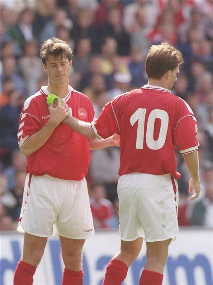 Michael og Brian Laudrup nåede også at optræde sammen på det danske landshold. Her skiftes Michael ud i 1998 mod Cameroun - og giver anførerbindet til Brian. 