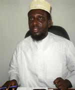 Den fremtrædende islamiske leder fra Somalia, sheikh Sharif Sheik Ahmed, har overgivet sig til myndighederne i Kenya. 