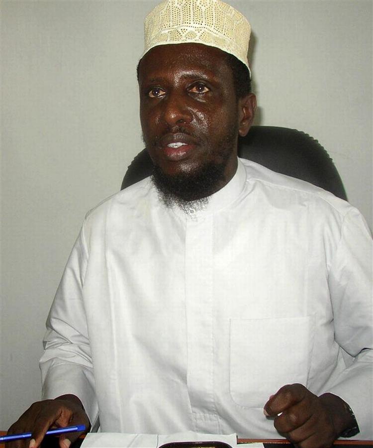 Den fremtrædende islamiske leder fra Somalia, sheikh Sharif Sheik Ahmed, har overgivet sig til myndighederne i Kenya. 
