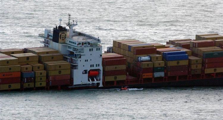 Gods fra det havarerede skib MSC Napoli bliver stjålet, når det flyder i land. 