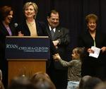 Hillary Clinton præsenterede sine planer for sygesikring til børn med op til flere småfolk ved hånden. 