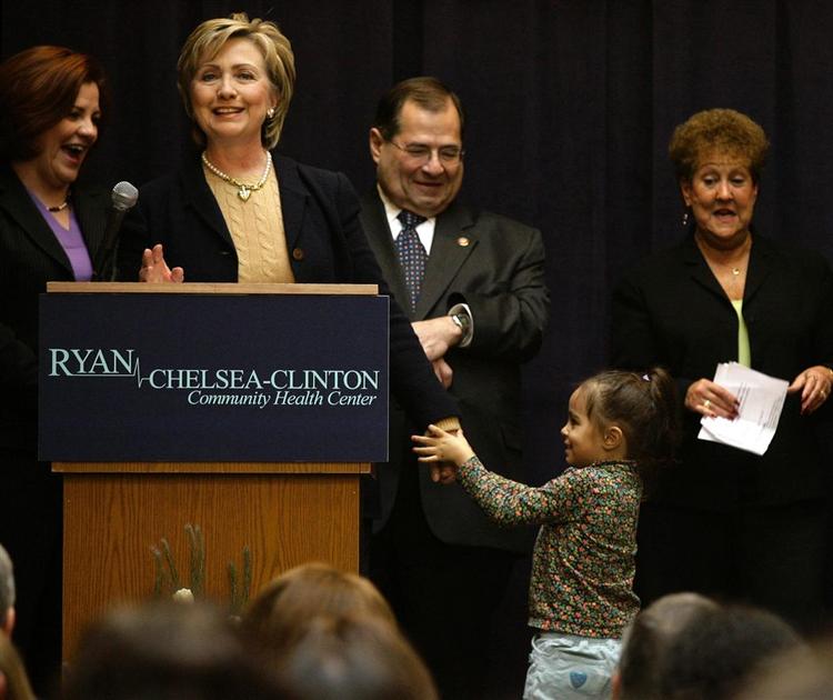 Hillary Clinton præsenterede sine planer for sygesikring til børn med op til flere småfolk ved hånden. 