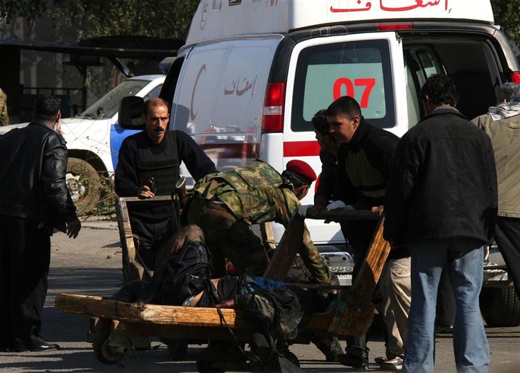 Ambulancerne fik travlt i Bagdad, hvor to bilbomber krævede over 100 ofre. 