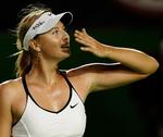 Maria Sjarapova kysser ud mod publikum efter dagens sejr i Australian Open. 