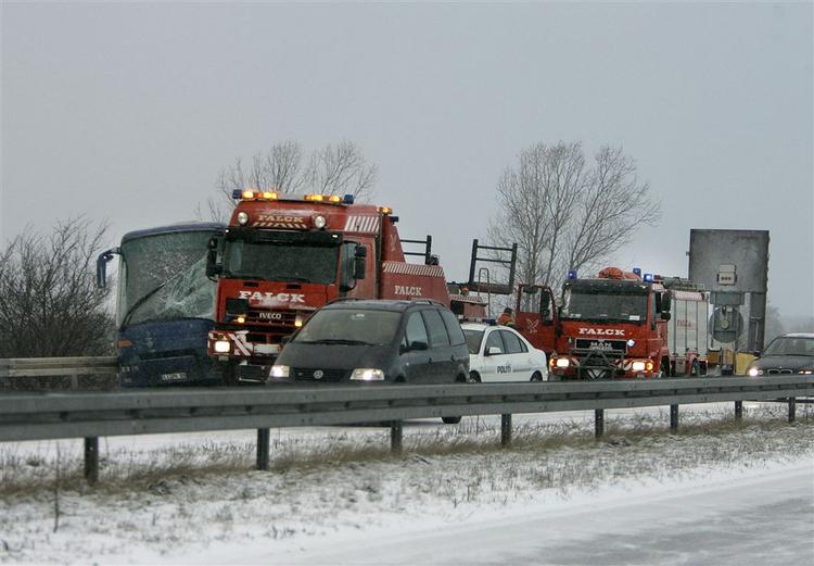 Op mod 100 biler kom galt afsted i sneen på Køge Bugtmotorvejen i dag 