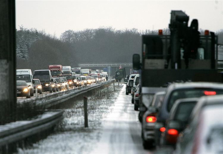 Op mod 100 biler har i dag været involveret i trafikuheld. Fire personer er kommet til skade. 
