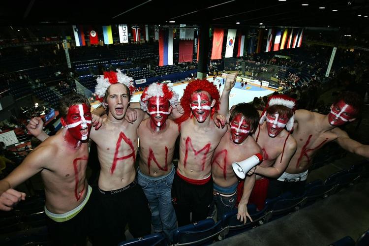 Danske og norske fans varmer op inden VM-kampen i Tyskland i dag. Det er den slags begivenheder, kulturministeren gerne vil have, oftere skal finde sted i Danmark. 