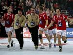 Jesper Jensen, Peter Henriksen, Kasper Hvidt, Søren Stryger, Lars Jørgensen og Hans Lindberg jubler efter kampen. 