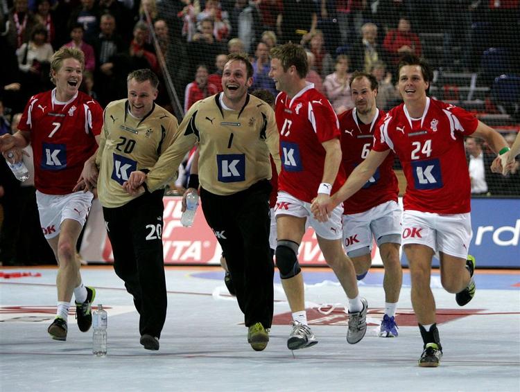 Jesper Jensen, Peter Henriksen, Kasper Hvidt, Søren Stryger, Lars Jørgensen og Hans Lindberg jubler efter kampen. 