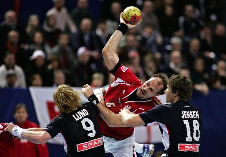 Lars Jørgensen (midten) fra Danmark var i nærkamp med Norges Børge Lund og Johnny Jensen, da Danmark og Norge mødte hinanden til VM-kampen mandag aften i Kiel Tyskland. 