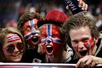 Opstemte norske fans inden kampen mod Danmark. 
