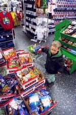Slikket står for meget i øjenhøjde i de danske supermarkeder, mener flere. 