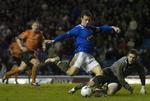 Glasogw Rangers Barry Ferguson, der her scorer i en kamp mod Dundee United, kan blive klubkammerat med det danske Frem-talent, Adda Djeziri. 