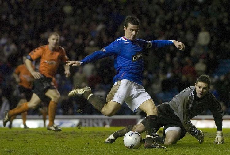 Glasogw Rangers Barry Ferguson, der her scorer i en kamp mod Dundee United, kan blive klubkammerat med det danske Frem-talent, Adda Djeziri. 
