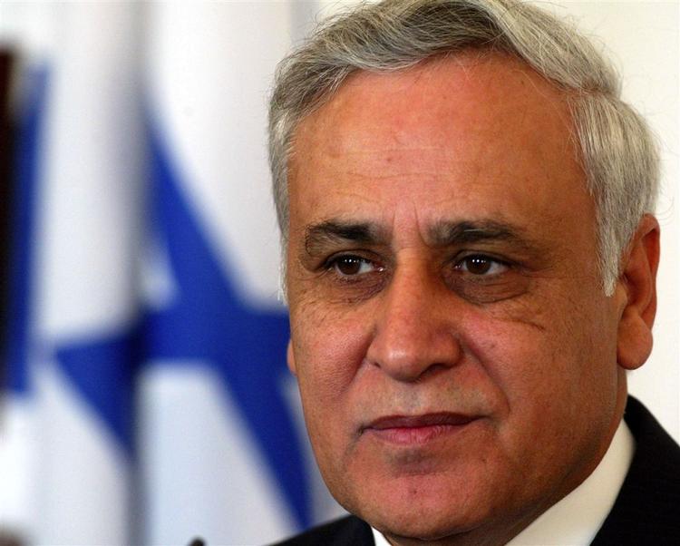 Der er beviser nok til at sigte den israelske præsident Moshe Katsav for bl.a. voldtægt. 