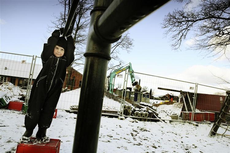 Mikkel leger på legepladsen i Børnehaven i Hvalsø. 