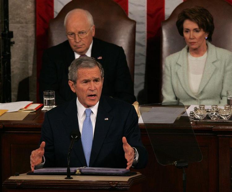 Demokraterne - heriblandt formanden for Repræsentanternes Hus Nancy Pelosi (th) - er ikke begejstrede for præsident Bush's tale i til nationen. 