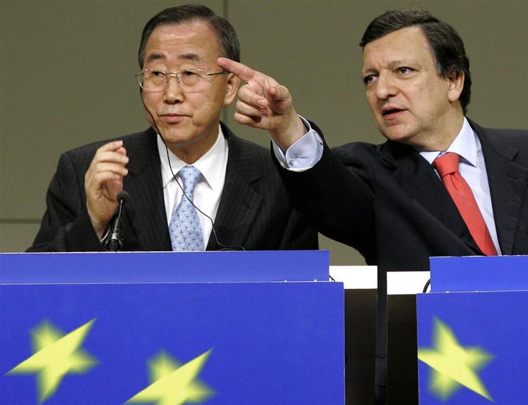 Generalsekretær i FN Ban Ki-moons (tv.) hjemland Sydkorea har dødsstraf. Her ses han på dagens pressemøde med EU-kommissionens formand Barroso. 