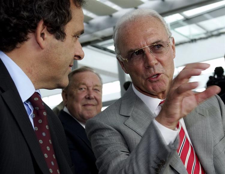Platini (t.v.) i samtale med Beckenbauer. I midten den 77-årige Lennart Johansson. 
