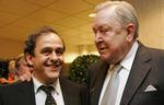 Noget tyder på, at Platini (t.v.) bliver den lille ved fredagens præsidentvalg. 