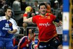 Iker Romero Fernandez scorer for Spanien, mens Konstantin Igropulo (tv) ser til. 