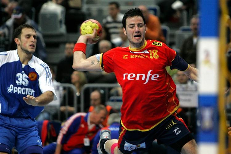 Iker Romero Fernandez scorer for Spanien, mens Konstantin Igropulo (tv) ser til. 