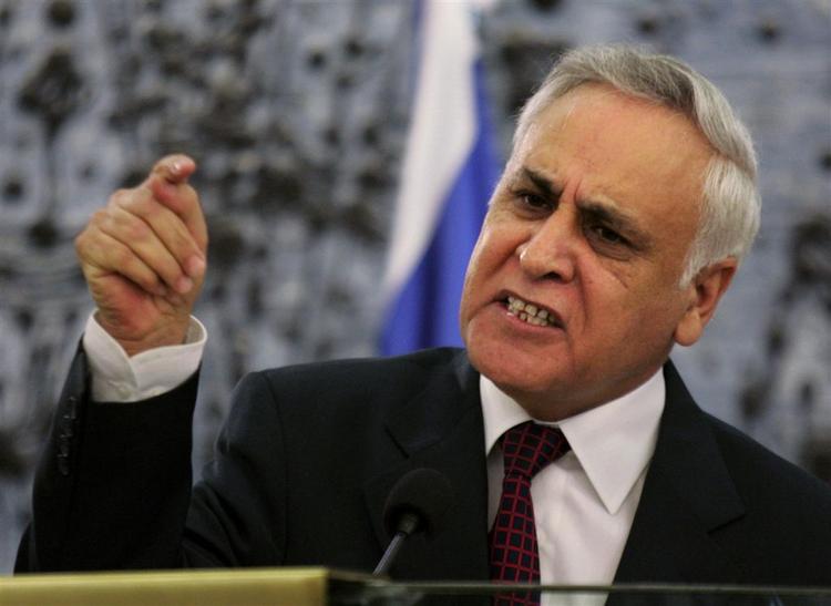 Israels præsident, Moshe Katsav, var tydeligt vred, da han forsvarede sig mod sexanklagerne mod ham. 