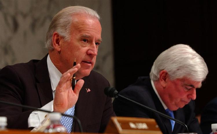 Senator Joseph Biden, formand for senatets 'komité for udenlandske relationer' siger, at komitéen vil redde præsident Bush fra at lave en kæmpe fejl. 