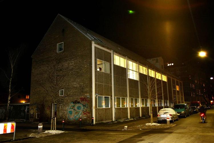 Embedsmænd i Københavns Kommune foreslår, at man bygger en ny skole til handicappede børn, så brugere af Ungdomshuset kan få Stevnsgade Skole på Nørrebro. 