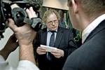 Jyllands-Postens chefredaktør mener, at DR's dokumentarfilm 'Den hemmelige krig' er kampagnejournalistik mod regeringen. Derfor er Anders Fogh Rasmussen (V) i sin gode ret til at svare igen. 
