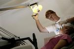 Arbejdsskadestyrelsen genoptager nu sagerne om arbejdsskader hos hundredvis af klinikassistenter, der har været udsat for kviksølv. 