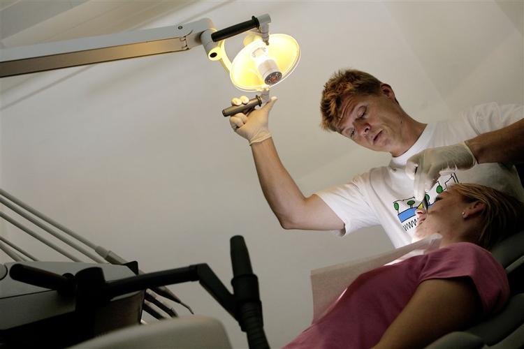 Arbejdsskadestyrelsen genoptager nu sagerne om arbejdsskader hos hundredvis af klinikassistenter, der har været udsat for kviksølv. 
