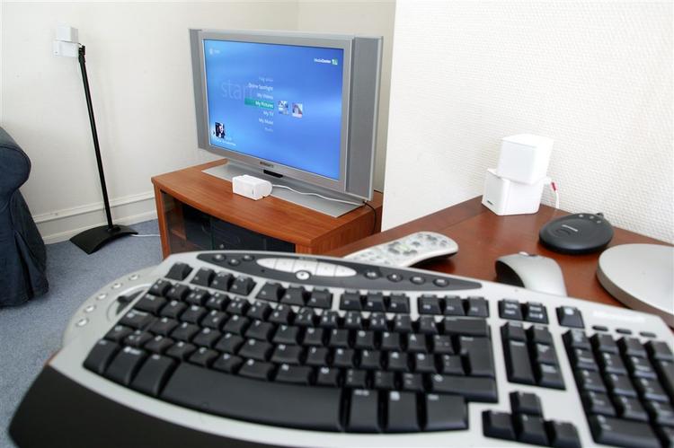 Formanden for PROSA - Forbundet af It-professionelle - Peter Ussing mener, at DRs medielicens er »pinlig«, fordi kun 1.000 seere kan se net-tv samtidig. DR vil efter massiv kritik øge kapaciteten, så flere brugere kan se DRs net-tv samtidig. 
