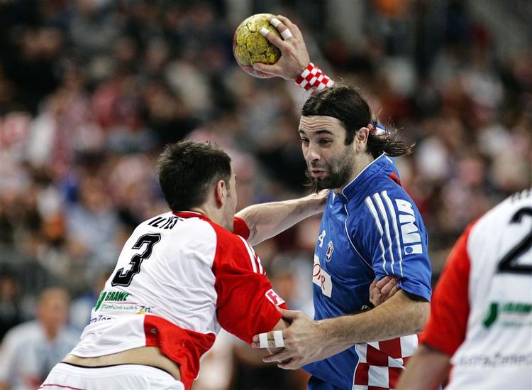 Ivano Balic i nærkamp med Ungarns Ferenc Ilyés. 