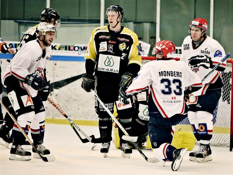 Herlevs Thor Dresler(i sort midt i billedet)har mulighed for at slutte sæsonen i en udenlandsk klub, men bliver formentlig i Herlev. 
