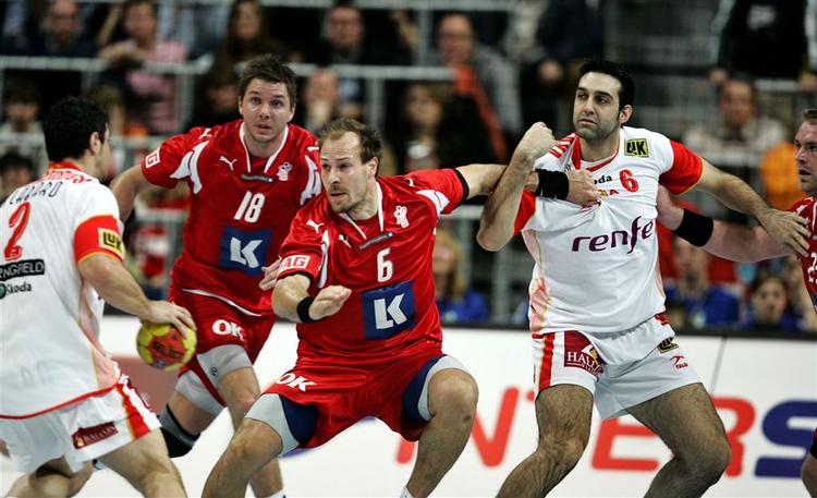 Spaniens Alberto Entrerrois og Ruben Garabaya Arenas dækkes op af Anders Oechsler og Lars Jørgensen i første halvleg. 