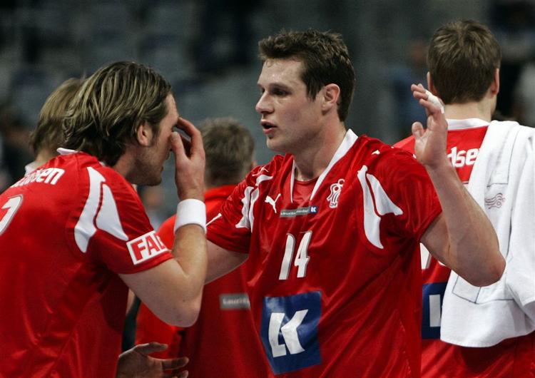 Claus Møller Jakobsen jubler i selskab med Michael Knudsen (th). 