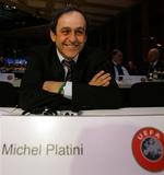 Michel Platini kunne smile efter at have fået uforbeholden støtte fra Sepp Blatter i sin kamp for at blive præsident for UEFA. 