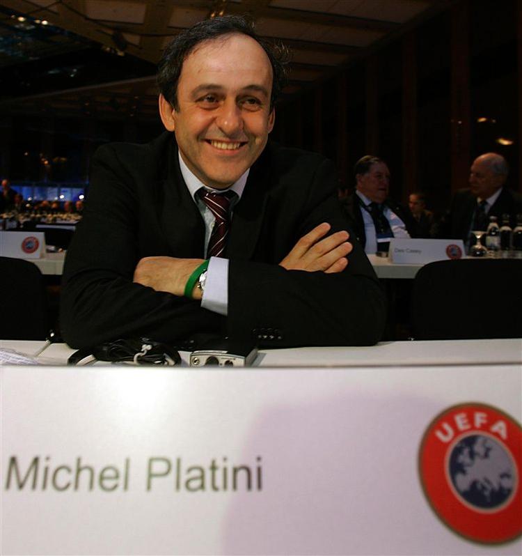 Michel Platini kunne smile efter at have fået uforbeholden støtte fra Sepp Blatter i sin kamp for at blive præsident for UEFA. 