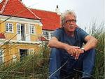 UDE. Mens bølgerne gik højt, søgte Jørgen Leth så langt væk som muligt. I en periode bl.a. til Klitgården i Skagen, hvor han sad og skrev nye digte. Blandt andet diget Hvad er forbudt her?. Foto fra filmen 