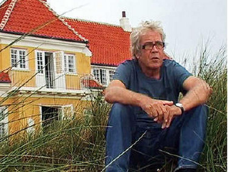 UDE. Mens bølgerne gik højt, søgte Jørgen Leth så langt væk som muligt. I en periode bl.a. til Klitgården i Skagen, hvor han sad og skrev nye digte. Blandt andet diget Hvad er forbudt her?. Foto fra filmen 