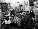 Børnefanger. Dette foto er taget få timer efter, at den sovjetiske hær befriede koncentrationslejren i Auschwitz, Polen. Med er læger fra Sovjet og Røde Kors-medarbejdere. Foto: Polfoto. 