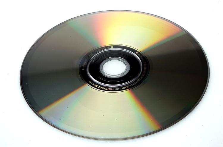 Det er ikke til at se det, hvis man ikke lige kan afspille det. Dette kunne være både en dvd, cd-rom, blu-ray eller hd-dvd disk. Forskellen er nemlig umiddelbar usynlig for det blotte øje, men enorm når disken kommer i den rette afspiller. Snart skal forbrugerne vælge side i afløseren for dvd´en. Foto- Thomas Borberg 