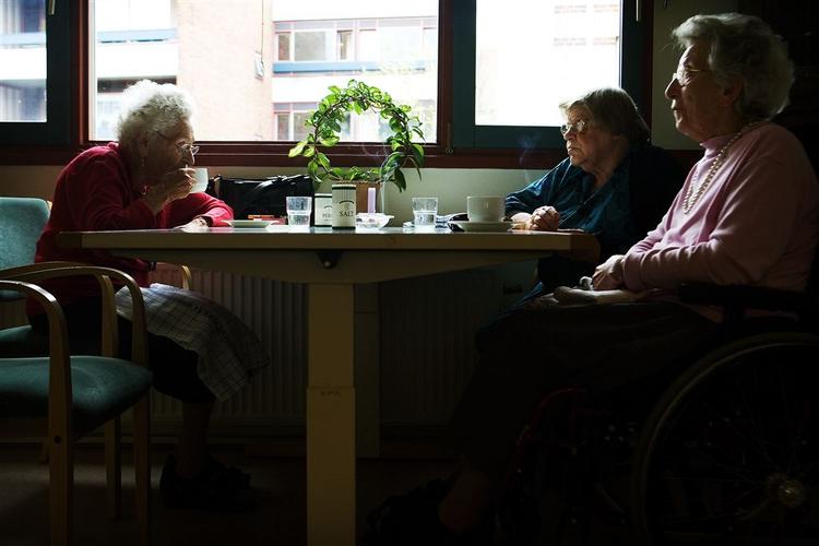 Beboere på Fælledgården, Ruth Wenning (til venstre), Lene Knudsen og Elsa Hansen, drikker kaffe. 