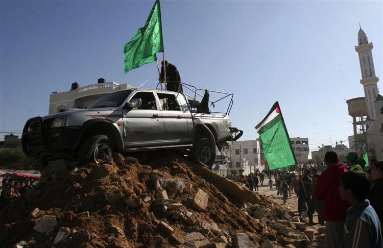 Palæstinensere samles om en bil i Gaza tilhørende Hamas militsfolk. Bilen blev beskudt under fredagens kampe, hvor mindst 12 personer blev dræbt. 