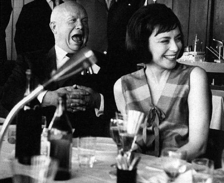 Statsbesøg. Sovjetleder Nikita Khrusjtjov i Danmark, 1964. Her med statsministerfrue Helle Virkner. De to udvekslede næppe de store statshemmeligheder. Men i forbindelse med besøget forsøgte russerne at lokke PET-chefen Mogens Jensen om bag Jerntæppet. Foto: Tage Christensen/Polfoto 
