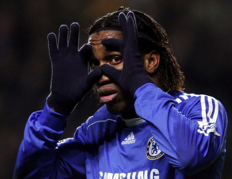 Se mig nu. Didier Drogba kritiserer holdkammeraten Andriy Shevchenko for kun at have blik for sine egne muligheder. 